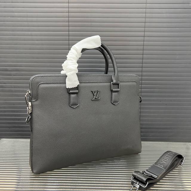 Louisvuitton 路易威登 牛皮男包公文包 手提包 电脑包 采用精湛镶嵌细工 经典百搭 实物拍摄 原厂原版面料 28 X 38 Cm。