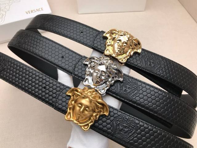 范思哲 采用高级 Signature真皮精制而成，触感厚实，饰以范思哲美人头商标带扣。腰带为意大利尺寸，请在购买前参阅腰带尺寸指南. 3.8Cm 宽