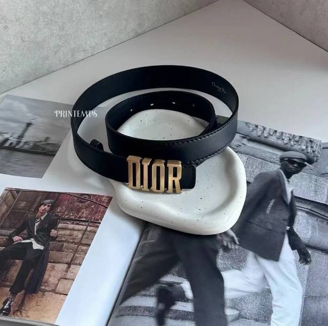 Dior宽度30Mm 這款跟西外簡直是絕配 用皮帶來修飾身材拉高視覺比例就靠它 Dior宽度30Mm 這款跟西外簡直是絕配 用皮帶來修飾身材拉高視覺比例就靠它