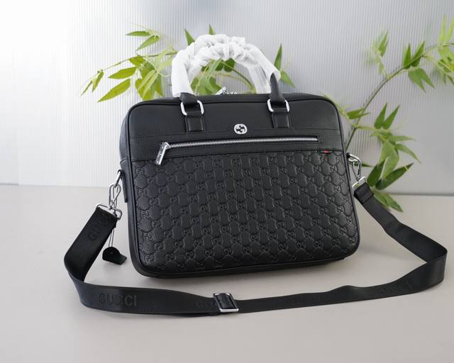 古驰 官网同步 芯片高版本 公文斜挎手提背包 独家首发 原单牛皮材质 顶级五金配件 非市面普通货 低调奢华 完全不浮夸的款式 日常又时髦 斜挎还是手提都可以 规 古驰 官网同步 芯片高版本 公文斜挎手提背包 独家首发 原单牛皮材质 顶级五金配件 非市面普通货 低调奢华 完全不浮夸的款式 日常又时髦 斜挎还是手提都可以 规