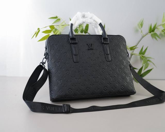 路易威登 官网同步 芯片高版本 公文斜挎手提背包 独家首发 原单牛皮材质 顶级五金配件 非市面普通货 低调奢华 完全不浮夸的款式 日常又时髦 斜挎还是手提都可以