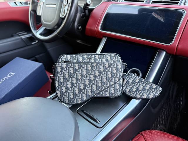 高端货 新款 “ Dior ”迪奥单肩包 Dior迪奥 老花满印拉链开合 Oblique提花面料 单肩斜挎包 男款 米白色 黑色。Dior迪奥三件套 高清五金l 高端货 新款 “ Dior ”迪奥单肩包 Dior迪奥 老花满印拉链开合 Oblique提花面料 单肩斜挎包 男款 米白色 黑色。Dior迪奥三件套 高清五金l