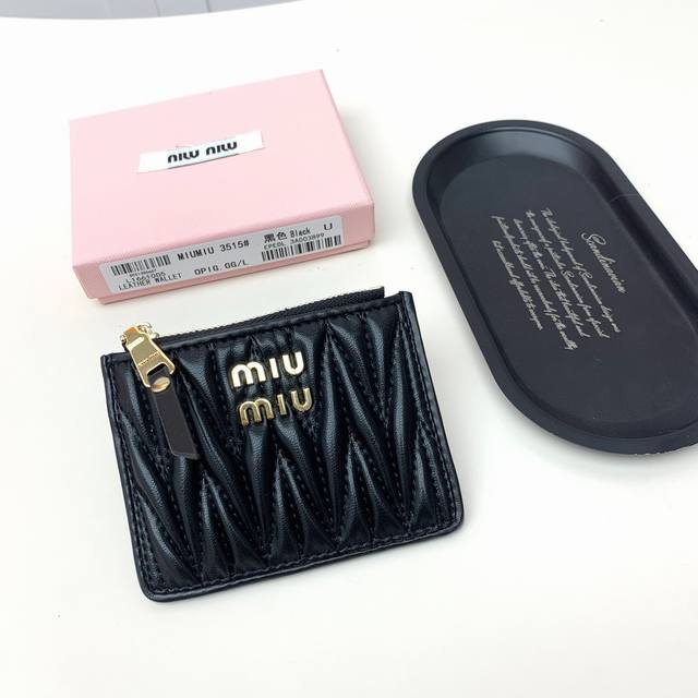Miumiu3515颜色 黑粉蓝尺寸 11.5X10X3 Miumiu专柜最新款！专柜爆款热力来袭，经典提花压纹设计，釆用顶级进口小羊皮，皮质细腻柔软，做工精细