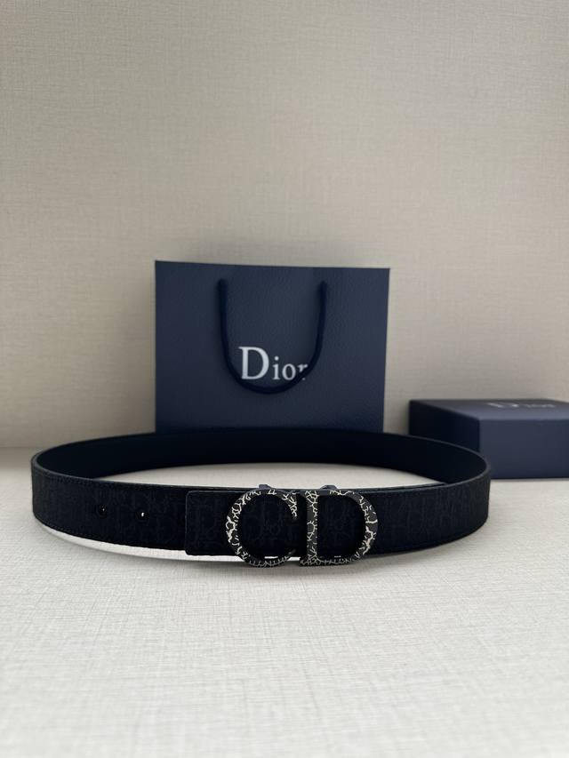 宽度3.5Cm 这款 35 毫米双面腰带结合典雅气质与摩登风范。双面设计，一面采用oblique 印花，另一面采用黑色粒面牛皮革。可搭配各式 35 毫米腰带扣，