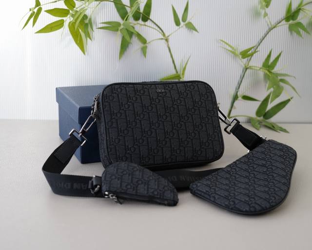 迪奥 官网同步 高版本 斜挎单肩背包 永恒不过时的标志性产品 纯原单布料 顶级五金制作 非市面普通版本 今年dior最爱的款式 全部实拍 实用性非常高 完全不用