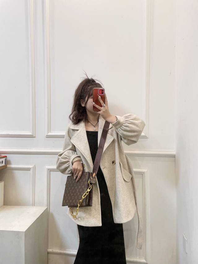 礼盒包装 Lv 24新品 原厂珐琅涂层链条 浮雕渐变 锋芒乍现 全新推出 Coussin 风琴手袋 单肩斜挎包 多用款 被拿来用做手包 一般的手包都是扁扁的 但 礼盒包装 Lv 24新品 原厂珐琅涂层链条 浮雕渐变 锋芒乍现 全新推出 Coussin 风琴手袋 单肩斜挎包 多用款 被拿来用做手包 一般的手包都是扁扁的 但