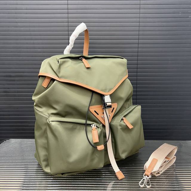 Prada 普拉达 尼龙布双肩包 防水布背包 采用精湛镶嵌细工,经典百搭 实物拍摄 原厂原版面料 配送防尘袋 38 X 42 Cm。 Prada 普拉达 尼龙布双肩包 防水布背包 采用精湛镶嵌细工,经典百搭 实物拍摄 原厂原版面料 配送防尘袋 38 X 42 Cm。