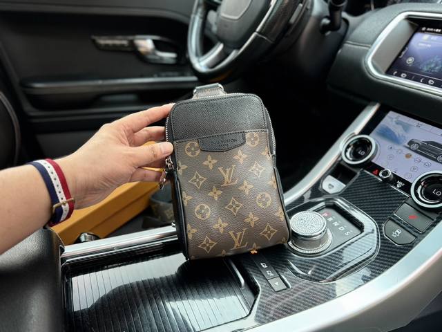高端货 新款 “ Louis Vuitton”Lv单肩包 路易威登斜挎包 M30741 Louis Vuitton Outdoor 老花可调节肩带拉链 帆布拼皮