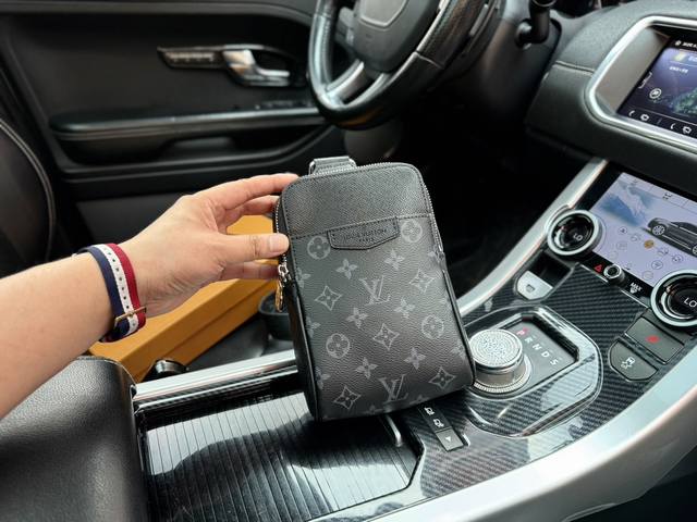 高端货 新款 “ Louis Vuitton”Lv单肩包 路易威登斜挎包 M30741 Louis Vuitton Outdoor 老花可调节肩带拉链 帆布拼皮 高端货 新款 “ Louis Vuitton”Lv单肩包 路易威登斜挎包 M30741 Louis Vuitton Outdoor 老花可调节肩带拉链 帆布拼皮