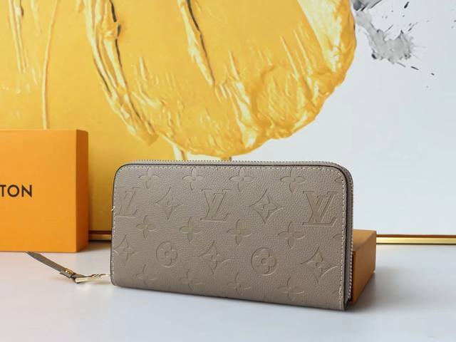 颜色 黑 卡其尺寸 19X10牛皮压花 路易威登百年经典传承 经典的外观 内设三个隔层 8个卡片槽 可轻松放入现金 各种消费卡 单据等等，内外更有安全拉链开合