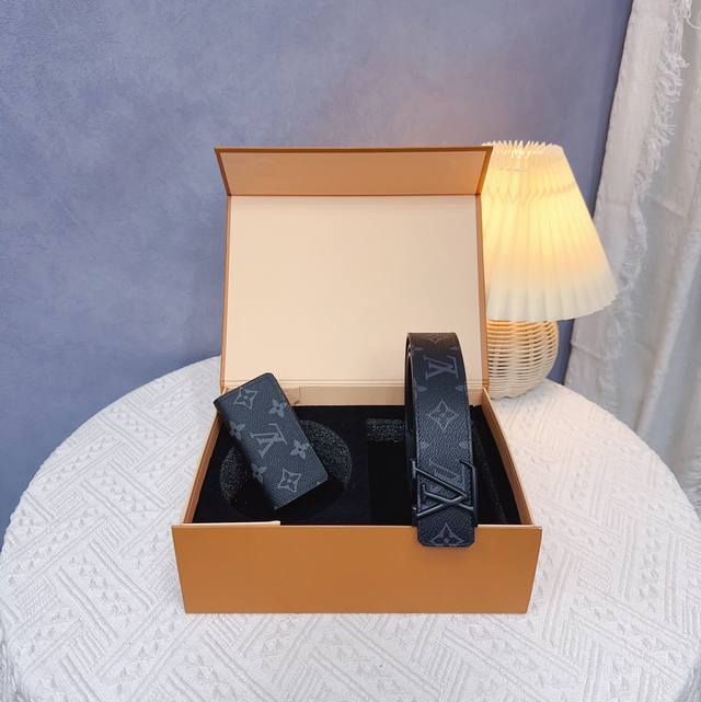 最新独家款 腰带钥匙包2件套路易l家 腰带采用原版皮牛皮带身,带宽3.8Cm。扣头采用原版精钢五金扣头。原版钥匙包原版复刻。独家定制2件套高端包装。高端大气送礼 最新独家款 腰带钥匙包2件套路易l家 腰带采用原版皮牛皮带身,带宽3.8Cm。扣头采用原版精钢五金扣头。原版钥匙包原版复刻。独家定制2件套高端包装。高端大气送礼