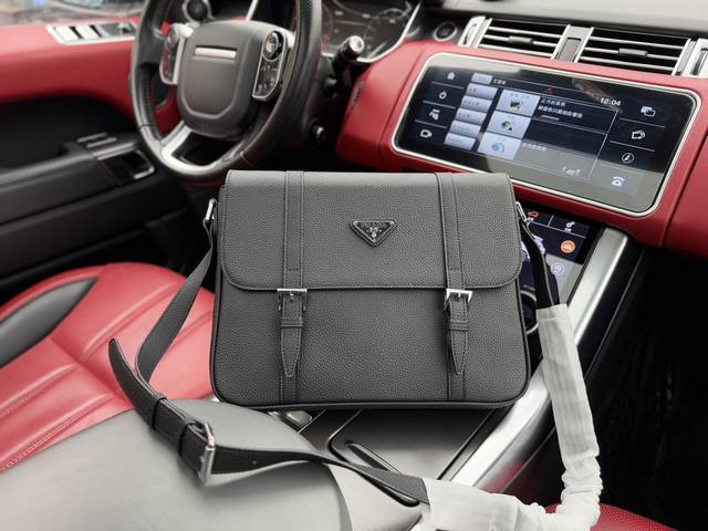 高端货 “ Prada ”普拉达单肩包 普拉达邮差包 头层粒面牛皮 徽标可调节肩带磁力翻盖扣帆布拼皮革 邮差包单肩斜挎包 中号 男款 黑灰色 高清五金logo标 高端货 “ Prada ”普拉达单肩包 普拉达邮差包 头层粒面牛皮 徽标可调节肩带磁力翻盖扣帆布拼皮革 邮差包单肩斜挎包 中号 男款 黑灰色 高清五金logo标