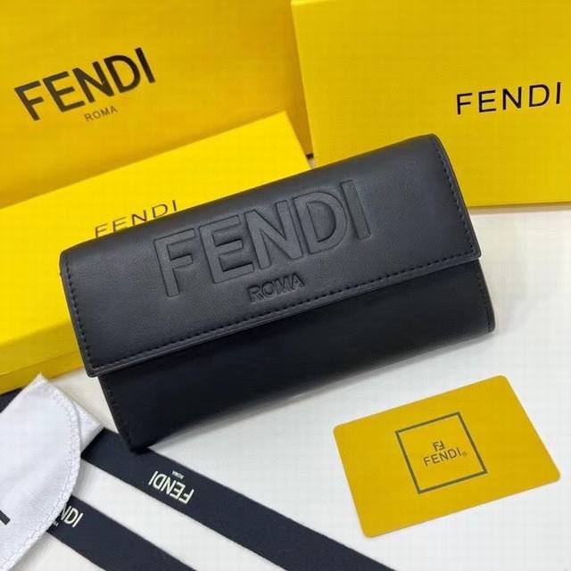 Fendi 2606颜色 黑色 土黄尺寸 19*10.5*3.5 Fendi 专柜同步,专柜品质顶级进口牛皮 海外订制钥匙扣五金 做工油边精湛 Fendi 2606颜色 黑色 土黄尺寸 19*10.5*3.5 Fendi 专柜同步,专柜品质顶级进口牛皮 海外订制钥匙扣五金 做工油边精湛
