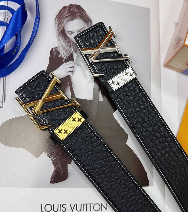 皮带：Lv..路易..威登顶级复刻. 腰带：原单品质百分百头层牛皮，保证真皮。雕花工艺.真空电镀.永不掉色.24K纯钢扣头层鳄鱼皮纹路双面可用专柜同等质量， 送