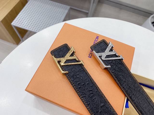 路易威登louis Vuitton 法国 专柜品质 官网同步 宽度3.8Cm 精美钢扣头 原版意大利双面进口小牛皮原版花纹 手感极佳 上身郊果棒 商务休闲两用 路易威登louis Vuitton 法国 专柜品质 官网同步 宽度3.8Cm 精美钢扣头 原版意大利双面进口小牛皮原版花纹 手感极佳 上身郊果棒 商务休闲两用