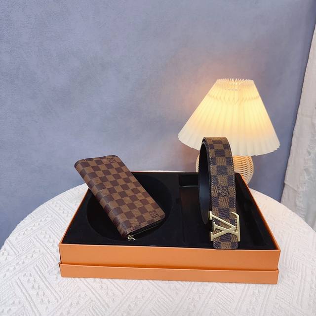 最新独家款 腰带钱包2件套路易l家 腰带采用原版皮牛皮带身，带宽3.8Cm。扣头采用原版精钢五金扣头。原版钱包原版复刻。独家定制2件套高端包装。高端大气送礼之佳