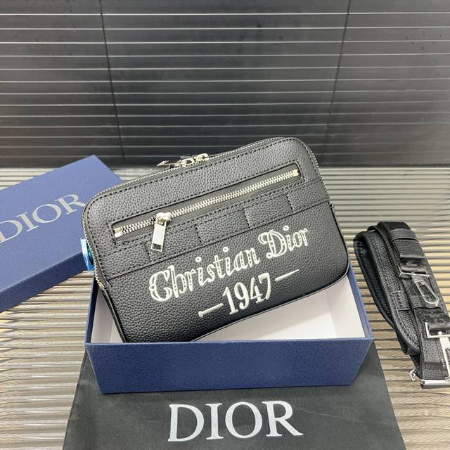 Dior 迪奥 1947 Safari信使包 Cd刺绣针织相机包 男女通用斜挎包 单肩包 采用精湛镶嵌细工,经典百搭 实物拍摄 原厂原版面料 配送防尘袋 礼盒 Dior 迪奥 1947 Safari信使包 Cd刺绣针织相机包 男女通用斜挎包 单肩包 采用精湛镶嵌细工,经典百搭 实物拍摄 原厂原版面料 配送防尘袋 礼盒