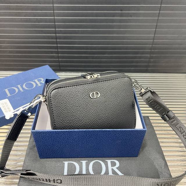 Dior 迪奥 Cd 小方包 相机包 单肩背包 男女通用 明星单品 采用精湛镶嵌细工,经典百搭 实物拍摄 原厂原版面料 配送防尘袋 礼盒 17 X 12 Cm。 Dior 迪奥 Cd 小方包 相机包 单肩背包 男女通用 明星单品 采用精湛镶嵌细工,经典百搭 实物拍摄 原厂原版面料 配送防尘袋 礼盒 17 X 12 Cm。