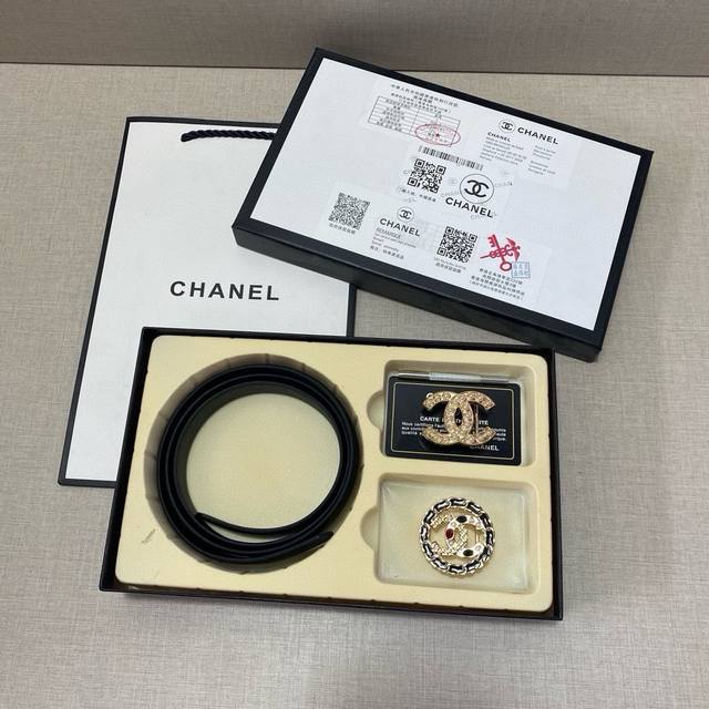 香奈儿chanel 精品款 ☆双扣礼盒套装 含礼盒 专柜有售 香奈儿chanel专柜在售正品 此款采用头层牛皮制作 油边细致、☆正品开模 搭配广州原版扣五金 2 香奈儿chanel 精品款 ☆双扣礼盒套装 含礼盒 专柜有售 香奈儿chanel专柜在售正品 此款采用头层牛皮制作 油边细致、☆正品开模 搭配广州原版扣五金 2
