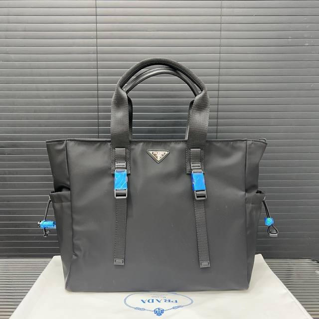 Prada 普拉达 尼龙布托特包 手提包 采用精湛镶嵌细工，经典百搭 实物拍摄 原厂原版面料 配送防尘袋 36 X 40 Cm。