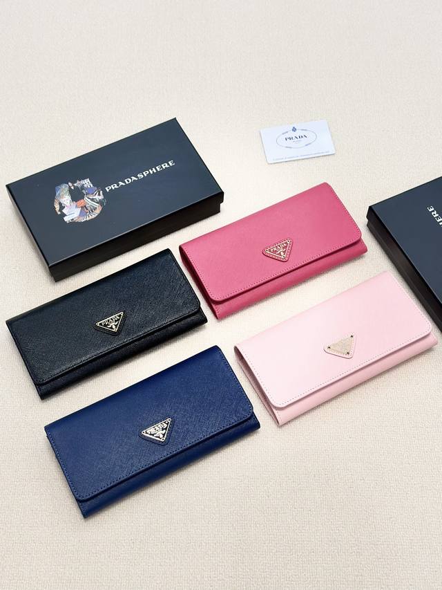 颜色 黑 粉 玫红 蓝尺寸 19X10普拉达爆款十字纹牛皮两折钱包款式经典做工精细耐磨耐用手感极佳 颜色 黑 粉 玫红 蓝尺寸 19X10普拉达爆款十字纹牛皮两折钱包款式经典做工精细耐磨耐用手感极佳