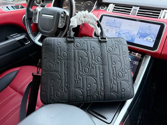 Dior 迪奥 手提包公文包 新款d奥专柜最新款手提包 走秀款官网同步 原单品质 全皮款采用奢华的黑色粒面牛皮 手感超赞 正面两侧搭配饰以“Christian