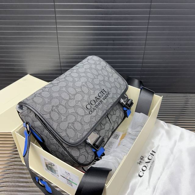 Coach 蔻驰 League 信使包 翻盖邮差包 男士单肩斜挎包 采用精湛镶嵌细工，经典百搭 实物拍摄 配送防尘袋 折叠盒 20 X 28 Cm。