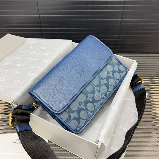 Coach 蔻驰 Turner香布雷相机包 单肩包 男女情侣斜挎包 经典logo搭配原厂工艺材质 休闲百搭斜挎包 采用精湛镶嵌细工，实物拍摄 原厂原版面料 配送
