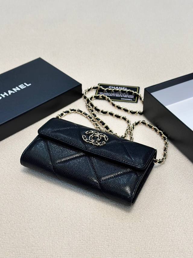 颜色 黑尺寸 19X10Chanel香奈儿永恒的经典, 新款配置金色五金 , 内置卡位,一个金属拉链袋,多个隔层,时尚又大方 颜色 黑尺寸 19X10Chanel香奈儿永恒的经典, 新款配置金色五金 , 内置卡位,一个金属拉链袋,多个隔层,时尚又大方