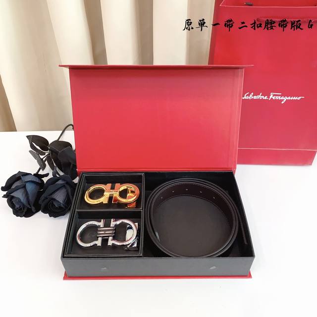 ①带①扣 ①带②扣 原单钢扣版菲拉f家 打孔 正版开模 此款腰带双面采用原厂牛皮带身,精密电镀标志性纯钢搭扣 对版专柜。3.5Cm 如需木盒40 ①带①扣 ①带②扣 原单钢扣版菲拉f家 打孔 正版开模 此款腰带双面采用原厂牛皮带身,精密电镀标志性纯钢搭扣 对版专柜。3.5Cm 如需木盒40