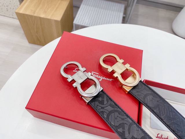 菲拉格慕 通用大爆款 宽度:3.5厘米 专柜臻至精品 双色正品美到不敢直视 纹路清晰 手感细腻 软硬耐用 简约而不简单 双面可用 众多大咖明星追捧的一款 上身效 菲拉格慕 通用大爆款 宽度:3.5厘米 专柜臻至精品 双色正品美到不敢直视 纹路清晰 手感细腻 软硬耐用 简约而不简单 双面可用 众多大咖明星追捧的一款 上身效