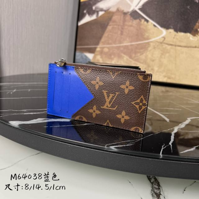 出厂价 顶级原单 M64038 蓝色 Coin 卡夹 由路易威登标志性的taiga皮革裁制而成的coin卡夹，外观纤秀利落，安全存放零钱钞票的理想之选。内设多个