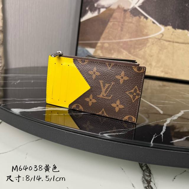 出厂价 顶级原单 M64038 黄色 Coin 卡夹 由路易威登标志性的taiga皮革裁制而成的coin卡夹,外观纤秀利落,安全存放零钱钞票的理想之选。内设多个 出厂价 顶级原单 M64038 黄色 Coin 卡夹 由路易威登标志性的taiga皮革裁制而成的coin卡夹,外观纤秀利落,安全存放零钱钞票的理想之选。内设多个