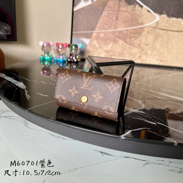 出厂价 顶级原单 M60701紫红 这款小巧的钥匙包配有独立黄铜钩扣,可同时容纳 6 枚钥匙。选用 Monogram 皮革裁制而成,是手袋或公文包上的实用配饰。 出厂价 顶级原单 M60701紫红 这款小巧的钥匙包配有独立黄铜钩扣,可同时容纳 6 枚钥匙。选用 Monogram 皮革裁制而成,是手袋或公文包上的实用配饰。