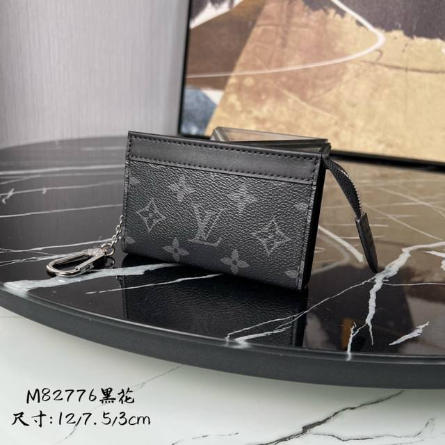 出厂价 顶级原单 M82776压花 Monogram Eclipse帆布上装饰了牛皮皮革的“Pochette Cre Voyage”。可以安全收纳硬币、折叠纸币 出厂价 顶级原单 M82776压花 Monogram Eclipse帆布上装饰了牛皮皮革的“Pochette Cre Voyage”。可以安全收纳硬币、折叠纸币