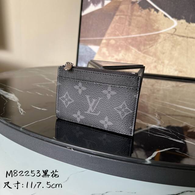 出厂价 顶级原单m82253黑花 M82245黑压花 這款小巧零錢名片夾是路最小尺寸的拉鏈皮革配飾 設計以高雅的monogram Eclipse帆布打造 配有一 出厂价 顶级原单m82253黑花 M82245黑压花 這款小巧零錢名片夾是路最小尺寸的拉鏈皮革配飾 設計以高雅的monogram Eclipse帆布打造 配有一