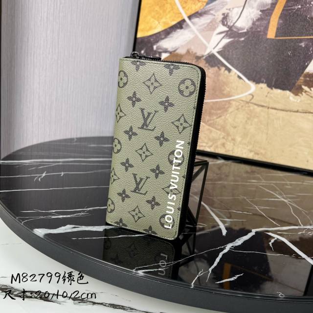 出厂价 顶级原单 M82799绿色 丝印单拉链钱包系列 Zippy 拉链钱夹 Vertical Wallet 本款 Zippy 拉链钱夹拼接 Monogram 出厂价 顶级原单 M82799绿色 丝印单拉链钱包系列 Zippy 拉链钱夹 Vertical Wallet 本款 Zippy 拉链钱夹拼接 Monogram