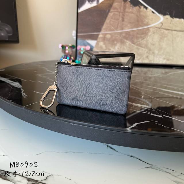 出厂价 芯片版 M80905 这款钱包让不由然想起阳光海滩的悠然,设有钥匙扣,可轻易紧扣到大部分路易威登手袋均设有的 D形环上,日常佩带,漂亮又实用。尺寸:12 出厂价 芯片版 M80905 这款钱包让不由然想起阳光海滩的悠然,设有钥匙扣,可轻易紧扣到大部分路易威登手袋均设有的 D形环上,日常佩带,漂亮又实用。尺寸:12