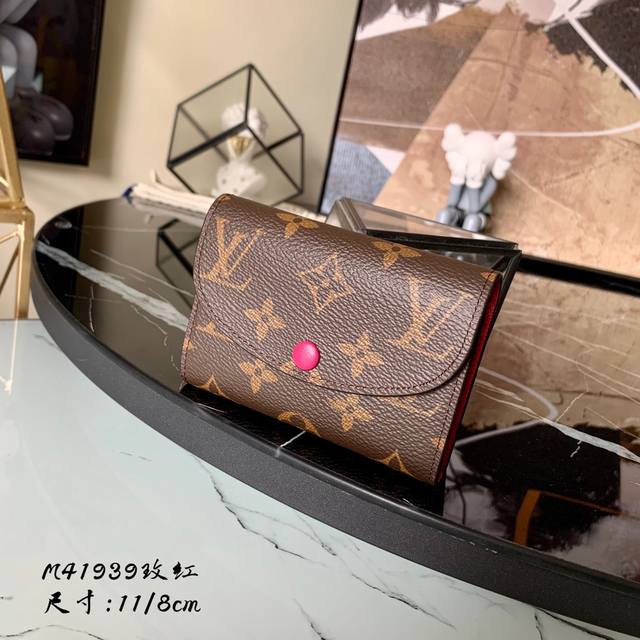 出厂价 M41939 玫红! 小巧玲珑却极为实用,此款多彩信封式零钱包是现代女性都市生活中的完美伴侣。身材小巧,轻松收入包袋甚至衣袋之中。尺寸:11X8Cm 。 出厂价 M41939 玫红! 小巧玲珑却极为实用,此款多彩信封式零钱包是现代女性都市生活中的完美伴侣。身材小巧,轻松收入包袋甚至衣袋之中。尺寸:11X8Cm 。