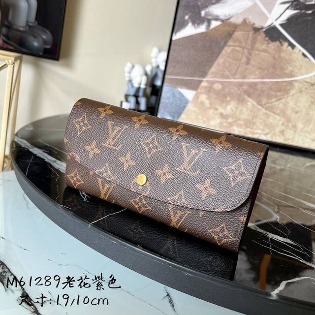 出厂价 M61289老花 紫色 金扣 功能实用且设计华美的 Emilie 钱夹采用柔软的 Monogram 帆布制成 衬以颜色鲜艳的内衬 气质极为优雅 多袋式设