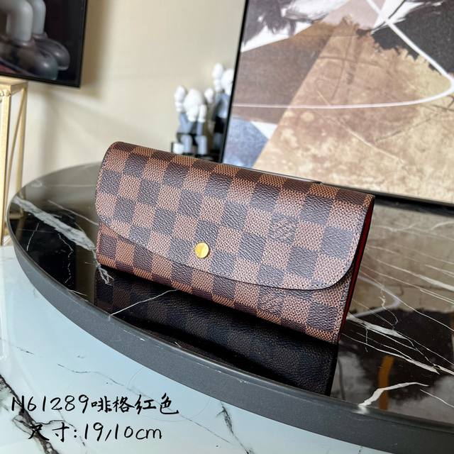 出厂价 芯片版 N61289 啡格 红色 金扣 功能实用且设计华美的 Emilie 钱夹采用柔软的 Monogram 帆布制成 衬以颜色鲜艳的内衬 气质极为优雅 出厂价 芯片版 N61289 啡格 红色 金扣 功能实用且设计华美的 Emilie 钱夹采用柔软的 Monogram 帆布制成 衬以颜色鲜艳的内衬 气质极为优雅