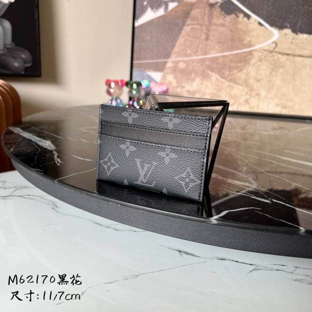 出厂价 芯片版 M62 黑花 此款采用全新monogram Eclipse涂层帆布材质的卡片夹风格靓丽而时髦，体积小巧，可轻松收入口袋中。配有中央口袋与四个插槽