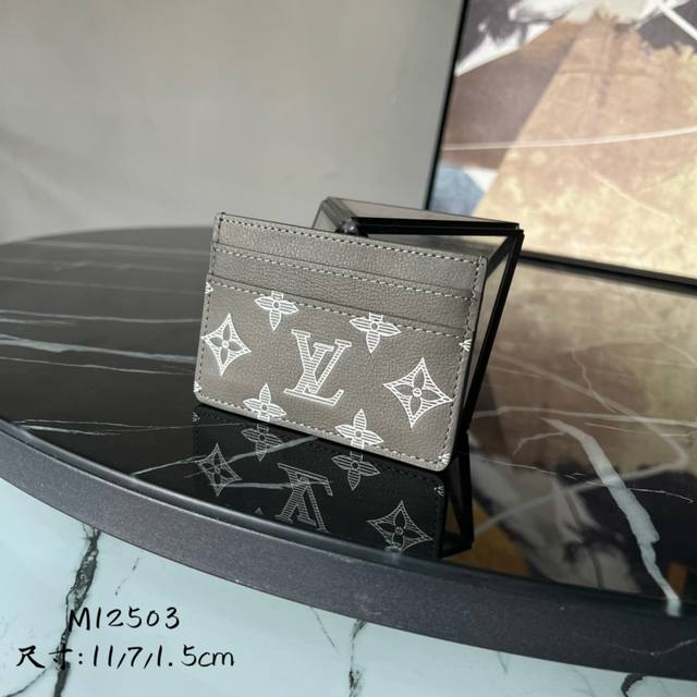 出厂价 芯片版顶级原单 M12503 本款 Double 卡夹释放 Monogram Shadow 皮革的典雅魅力。细腻牛皮革压印经典 Monogram 图案, 出厂价 芯片版顶级原单 M12503 本款 Double 卡夹释放 Monogram Shadow 皮革的典雅魅力。细腻牛皮革压印经典 Monogram 图案,