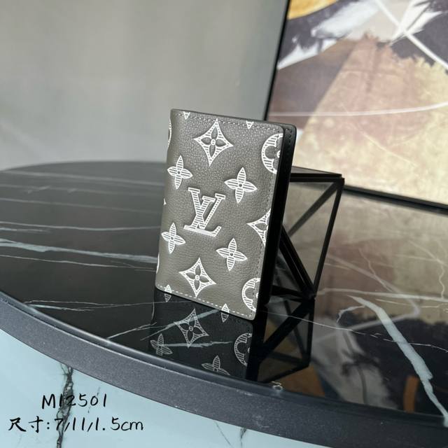 出厂价 芯片版顶级原单 M12501 本款口袋钱夹以柔软 Monogram Shadow 牛皮革成就紧凑构型，设有卡片夹层、内袋和外袋，可轻松置于多数口袋。7.