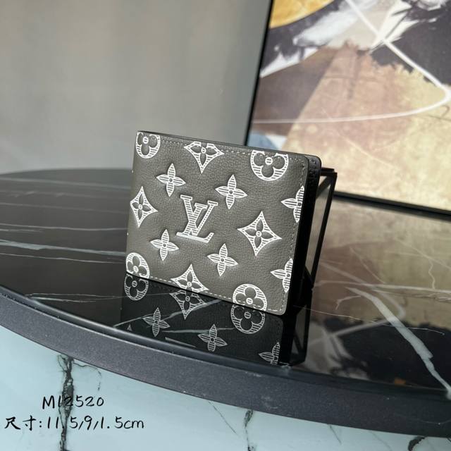 出厂价 芯片版顶级原单 M12520 本款 Multiple 钱夹取材柔软 Monogram Shadow 牛皮革,以 Monogram 压纹展露摩登风尚。紧凑 出厂价 芯片版顶级原单 M12520 本款 Multiple 钱夹取材柔软 Monogram Shadow 牛皮革,以 Monogram 压纹展露摩登风尚。紧凑