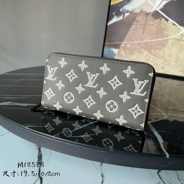 出厂价 芯片版 M12578 经典钱夹全新升级！新增四个信用卡槽 造型经典的 Zippy 拉链钱夹以精致而柔软的 Monogram Empreinte 皮革制成