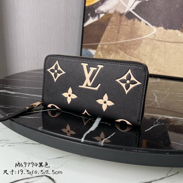 出厂价 芯片版m69794黑色 Zippy 拉链钱夹取材 Monogram Vernis 漆光小牛皮,以银色调的变幻令 V 字标识跃现眼前,更有全拉链设计提供稳 出厂价 芯片版m69794黑色 Zippy 拉链钱夹取材 Monogram Vernis 漆光小牛皮,以银色调的变幻令 V 字标识跃现眼前,更有全拉链设计提供稳