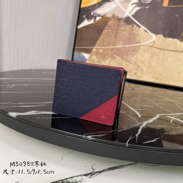 出厂价 顶级原单 M30982 枣红 本款 Multiple 钱夹采用传统镶嵌细工，将 Taga 皮革细致拼合，再以 V 形嵌饰注入当代色彩，致敬路易威登匠心传