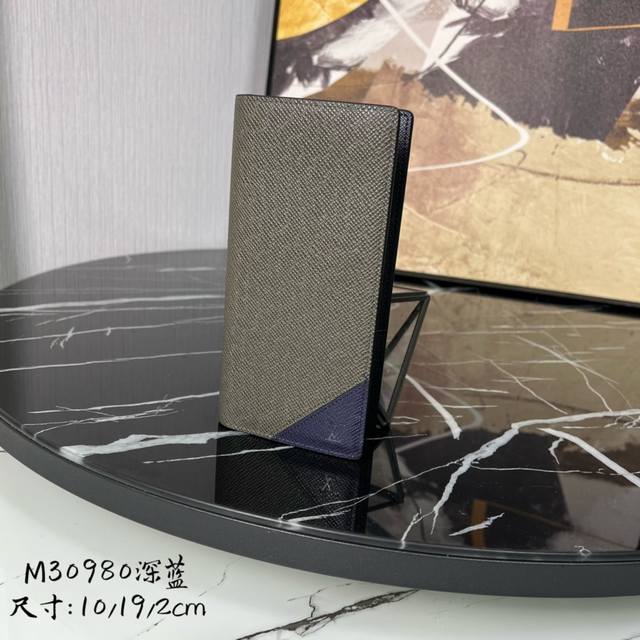 出厂价 顶级原单 M30980 深蓝 本款 Brazza 钱夹拥有 Taga 皮革的丰润质感,再以镶嵌细工抒写路易威登传统 V 字标识。充裕空间内设多个卡位和隔 出厂价 顶级原单 M30980 深蓝 本款 Brazza 钱夹拥有 Taga 皮革的丰润质感,再以镶嵌细工抒写路易威登传统 V 字标识。充裕空间内设多个卡位和隔