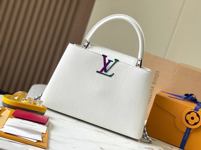 出厂价 特级精品原厂皮 M22055白色斑斓金扣金扣 本款 Capucines Mini 手袋为 Lv 字母和编织链条赋予斑斓色彩，与 Taurillon 皮革